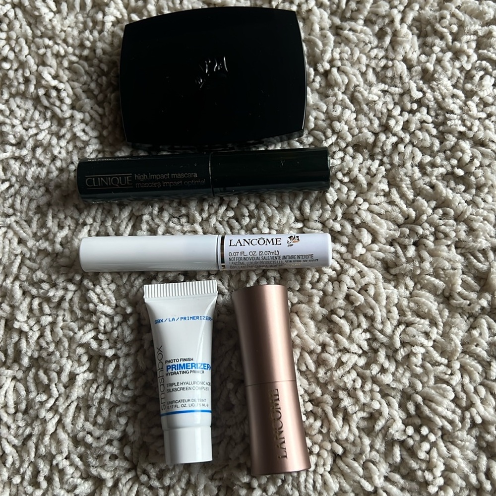 Lancôme blush, base mascara and new lipstick.
Clinique mascara. Smashbox primer